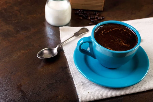Tazza di caffè con chicchi di caffè e latte — Foto Stock