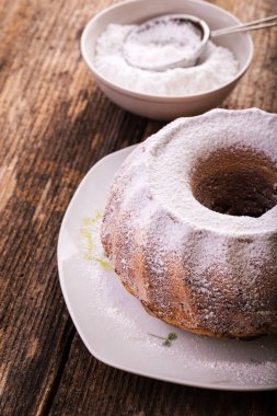 Şekerli kek serpiştirilmiş.