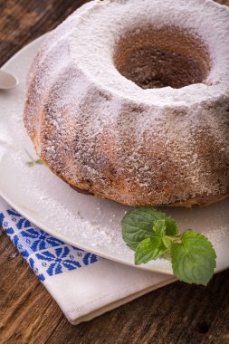 Şekerli kek serpiştirilmiş.