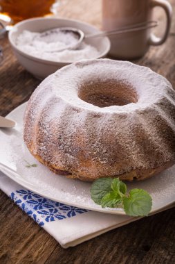 Şekerli kek serpiştirilmiş. 