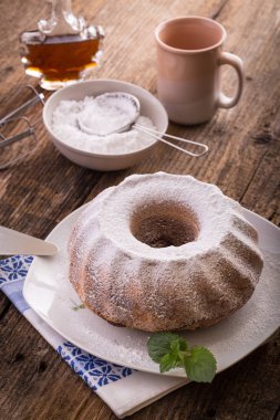 halka kek, şeker ve akçaağaç pekmezi.