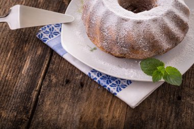 Şekerli kek serpiştirilmiş.