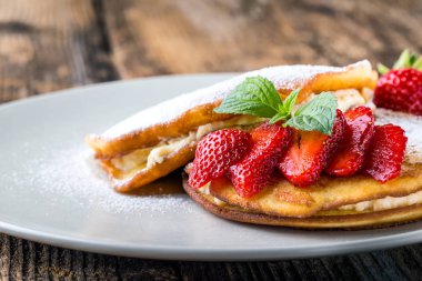 Ev yapımı çilekli gözlemelerle dolu.