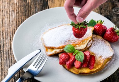 Ev yapımı çilekli gözlemelerle dolu.