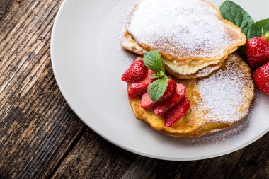 Ev yapımı çilekli gözlemelerle dolu.