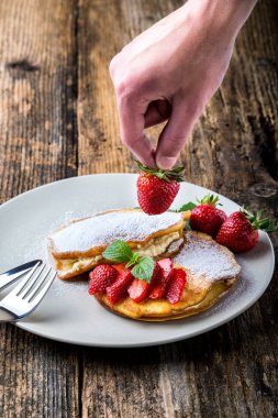 Ev yapımı çilekli gözlemelerle dolu.