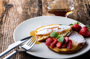 Ev yapımı çilekli gözlemelerle dolu.