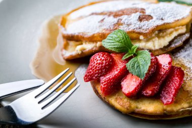 Ev yapımı çilekli gözlemelerle dolu.