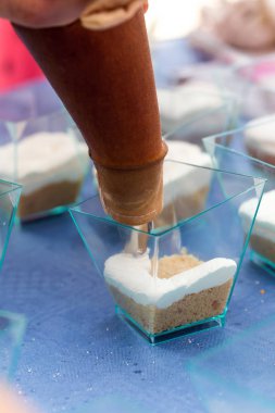 Kremalı lezzetli kekler pişiriyorum.