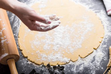 Yuvarlanan hamur ve silindir.