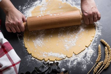 Yuvarlanan hamur ve silindir.