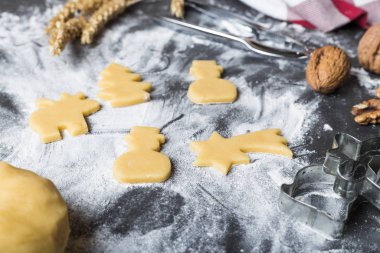 Kesicilerle hamurdan kurabiye kesmek