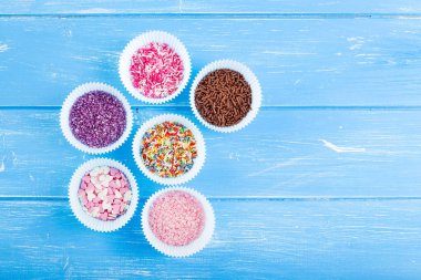 Kağıt kek tutacağının üzerine renkli şeker serpintileri