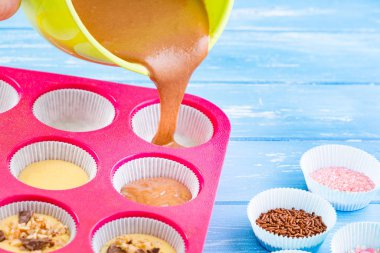 Keki silikon kalıba döküyorum. 