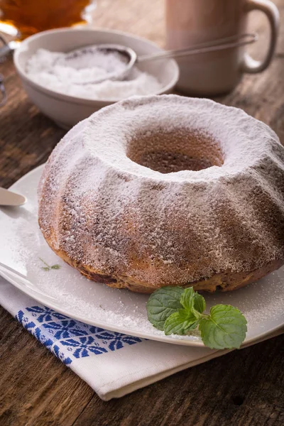 Şekerli kek serpiştirilmiş. 