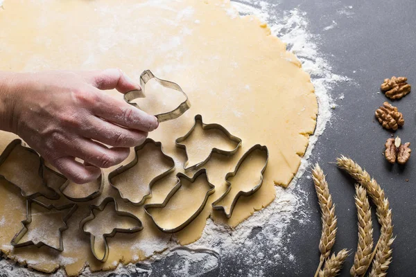 Cortar galletas de masa con cortadores — Foto de Stock