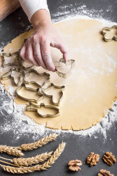 Cortar galletas de masa con cortadores — Foto de Stock