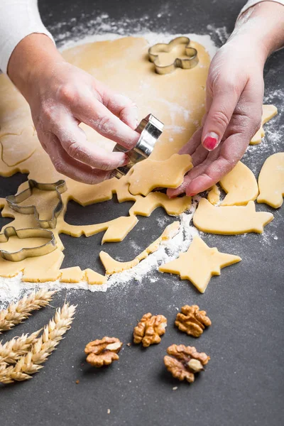 Cortar galletas de masa con cortadores — Foto de Stock