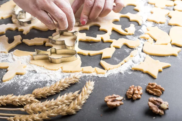 Cortar galletas de masa con cortadores — Foto de Stock