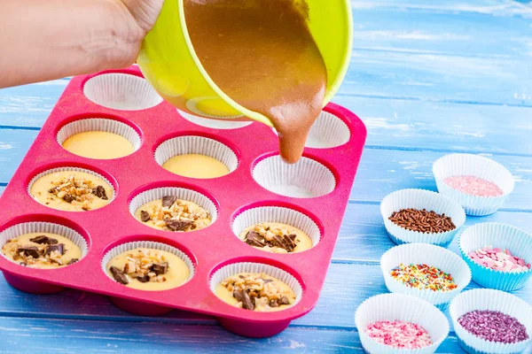 Keki silikon kalıba döküyorum. 