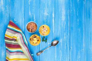 Fındıklı ve çikolatalı taze kekler.