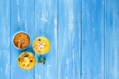 Fındıklı ve çikolatalı taze kekler.