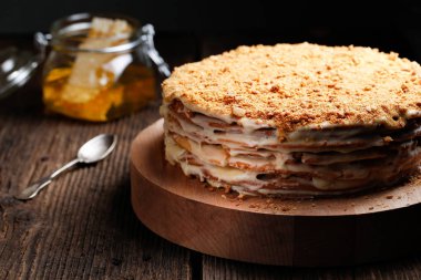 Geleneksel tariflere göre ev yapımı ballı kek.