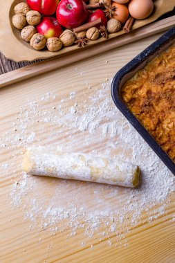 Büyükannemden elmalı pasta pişirme aşaması.