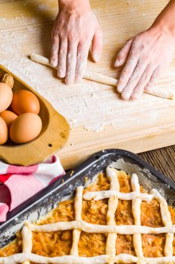 Büyükannemden elmalı pasta pişirme aşaması.