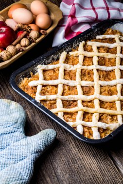 Büyükannemden elmalı pasta pişirme aşaması.