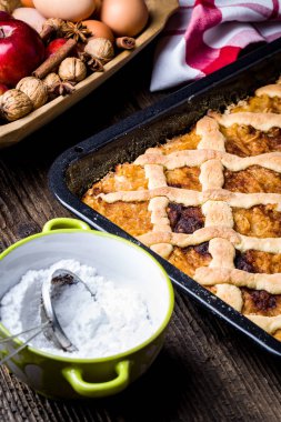 Büyükannemden elmalı pasta pişirme aşaması.