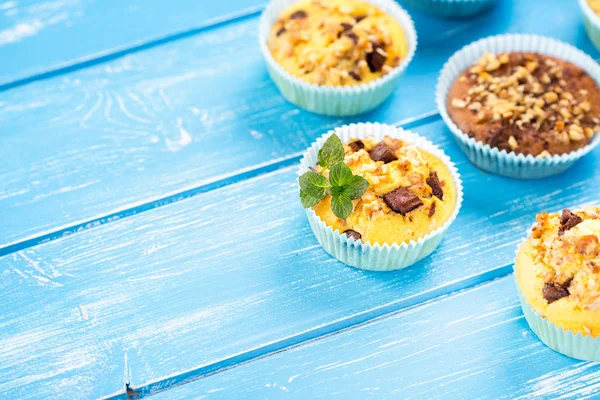 Friske muffins med nødder og chokolade - Stock-foto