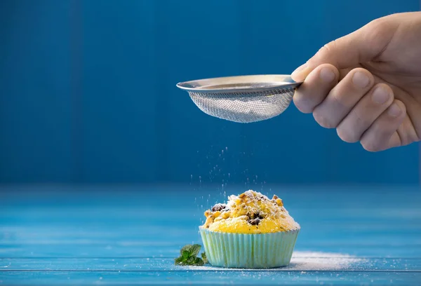 Muffin fresco spruzzato di zucchero — Foto Stock