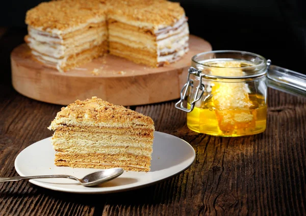 Geleneksel tariflere göre ev yapımı ballı kek.