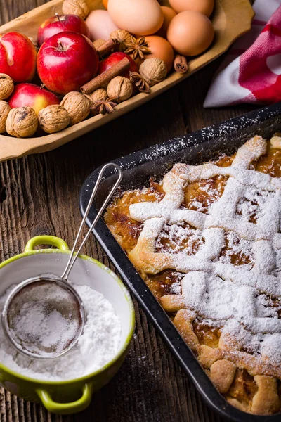 Fase de hornear pastel de manzana de la abuela . —  Fotos de Stock