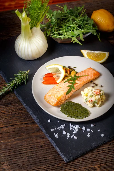 Grilled Salmon with lemon, herbs and pesto — Stock Photo, Image