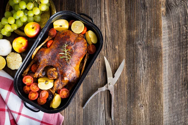 Terbiye edilmiş ev yapımı kızarmış ördek. 