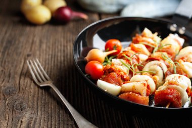 Sebze ve et tabakta ahşap şiş