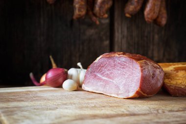 Tütsülenmiş sosis ve et