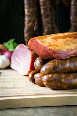  Tütsülenmiş sosis ve et