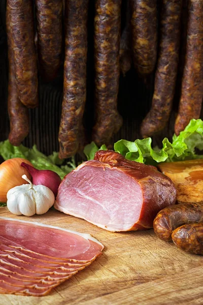 Gerookte worst en vlees — Stockfoto
