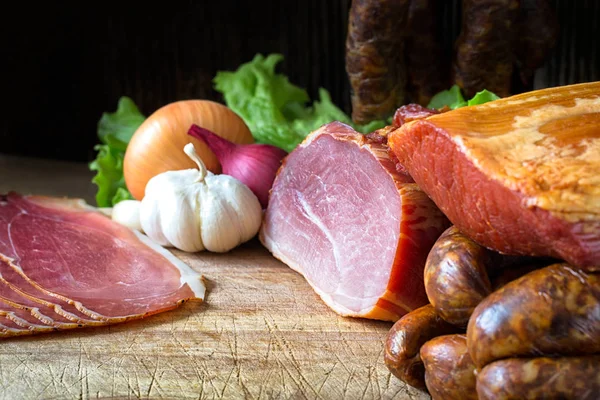  Tütsülenmiş sosis ve et