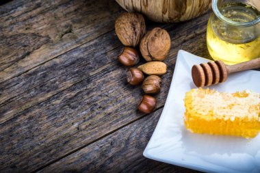 Bal biberi ve bal peteği, çeşit çeşit fındık.