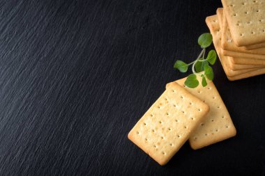 Granit tabakta kuru tuzlu kraker ve kekik.