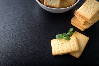 Granit tabakta kuru tuzlu kraker ve kekik.