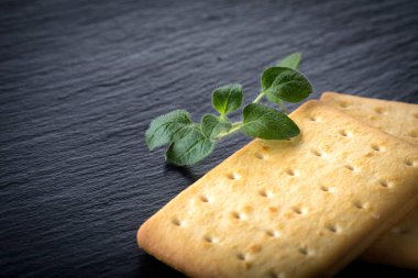 Granit tabakta kuru tuzlu kraker ve kekik.