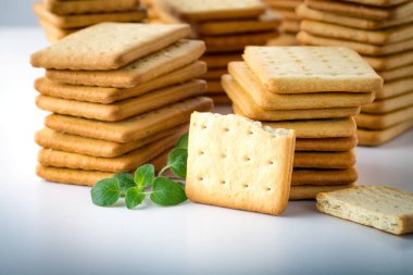 Sütunlara yığılmış tuzlu krakerler.