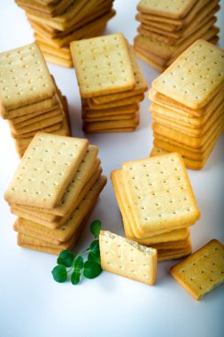 Sütunlara yığılmış tuzlu krakerler.