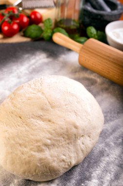 Tahta silindirli pizza hamuru.