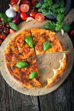 Mozzarella, fesleğen ve domatesli ev yapımı pizza margherita.